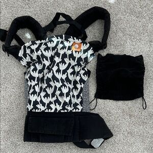 Tula Black & White Print Carrier
